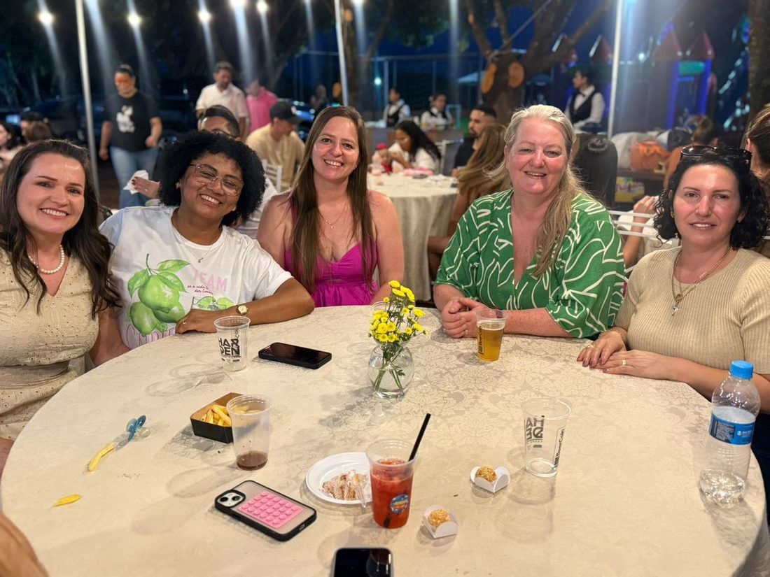 Salão com decoração branca para evento