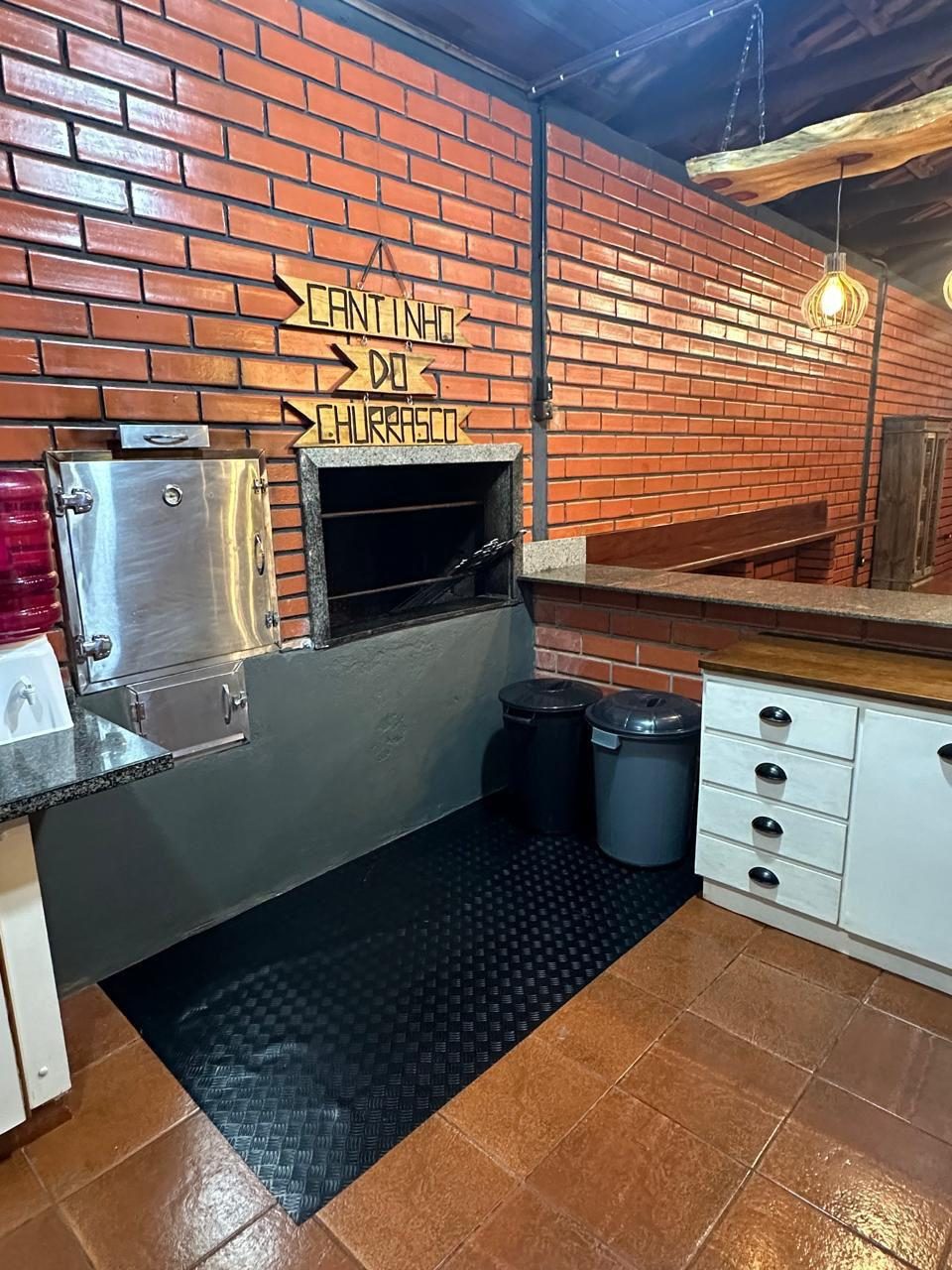 Mesa ao entardecer no salão